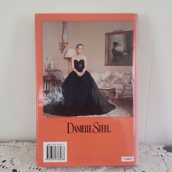 💚3/$20 Vintage Book - "The House" by Danielle Steele (2006) - Picture 2 of 10